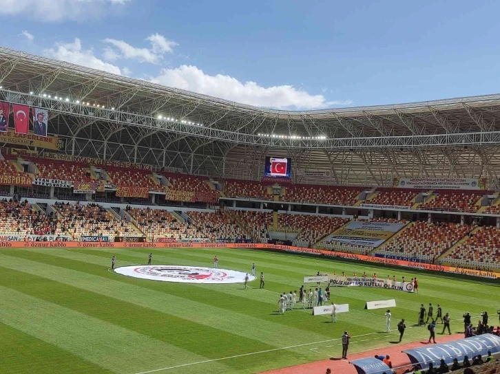 Malatyasporlu futbolcular, polis teşkilatını unutmadı
