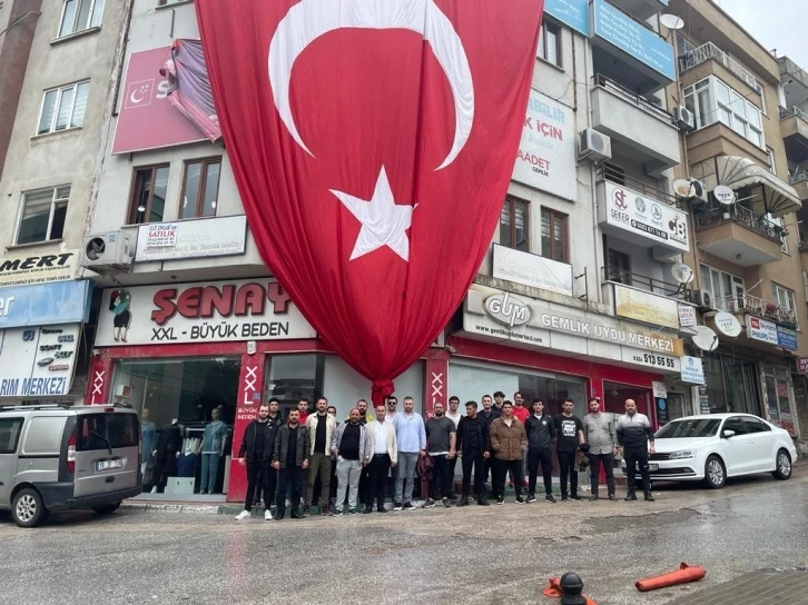 MHP Gemlik İlçe Başkanı Özcanbaz: "Böyle bir günde Gemlik neden bayraklarla donatılmadı"
