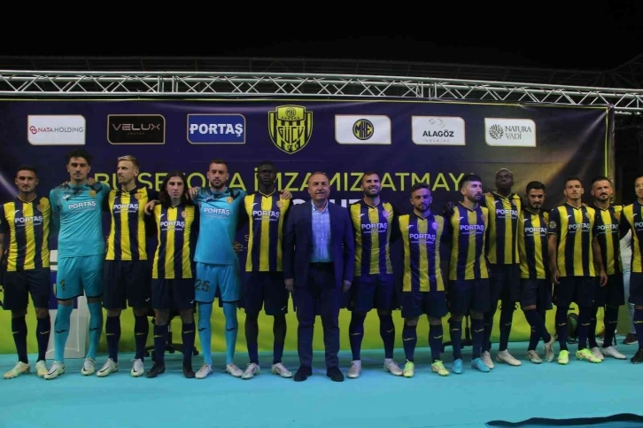 MKE Ankaragücü kadrosuna kattığı 14 isme imza töreni düzenledi
