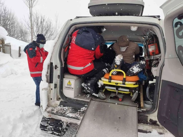 Muş UMKE ve 112 ekipleri, Covid-19 hastasını 9 saatlik çalışmayla hastaneye ulaştırdı
