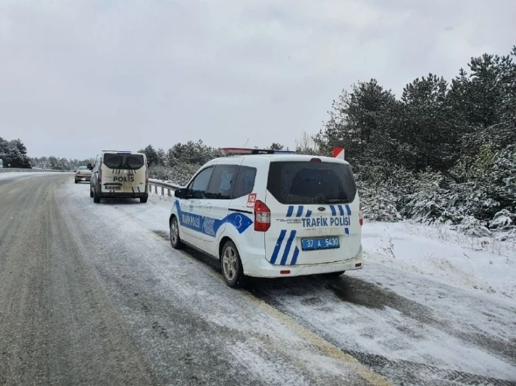 Öğrenci servisi bariyerlere çarptı: 6 yaralı
