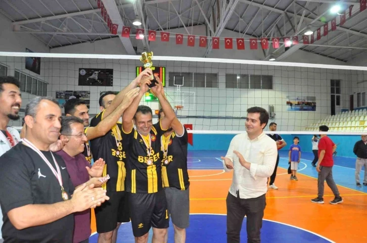 Öğretmenler arası voleybol turnuvasında kupa sahibini buldu
