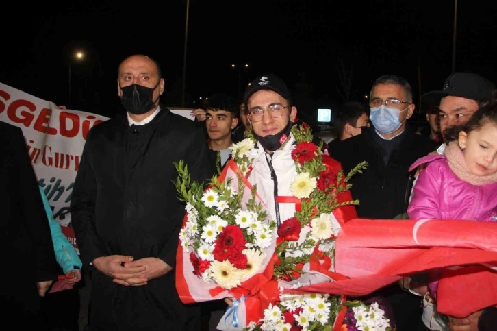 Olimpiyatlarda tarih yazan Furkan Akar yurda döndü
