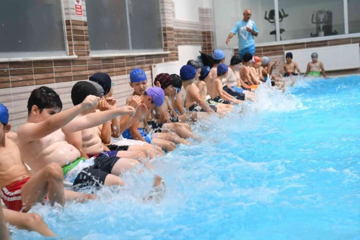 Onikişubat’ın 7 havuzunda 4 bin çocuk yüzme öğrenecek
