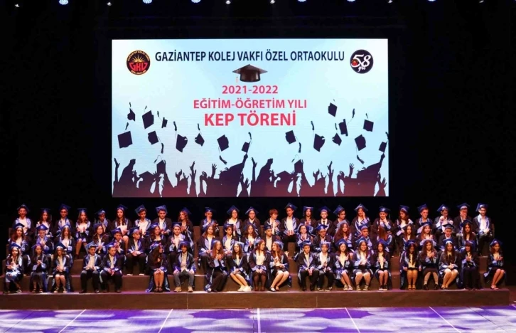 Ortaokul öğrencilerinde mezuniyet coşkusu