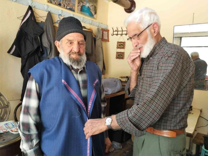 Polis hayalinden vazgeçti, ceketini satıp açtığı dükkanda 65 yıldır terzilik yapıyor
