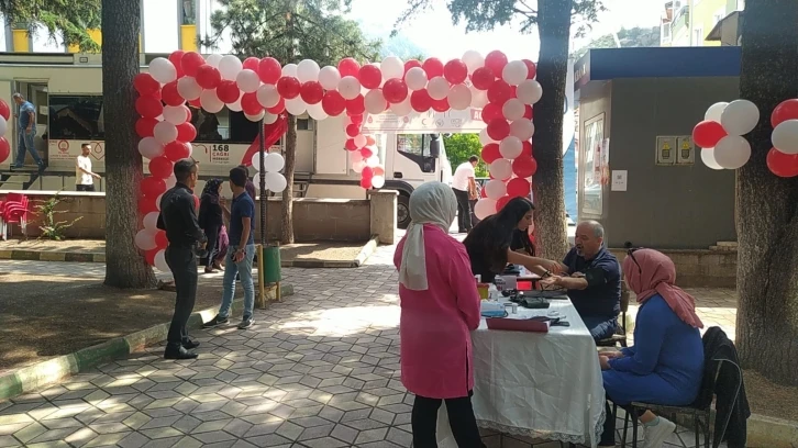 "Kan Bağışı Festivali"ne yoğun ilgi: Öğrenciler birbirleriyle yarıştı
