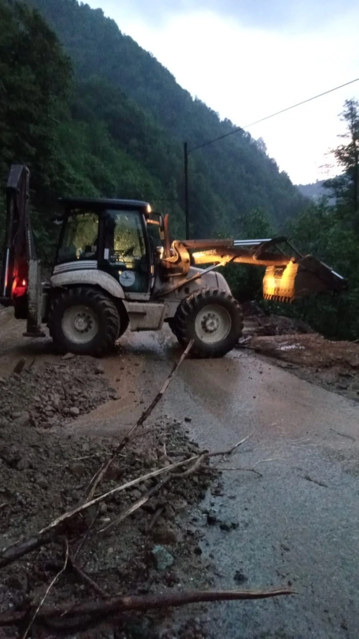 Rize’de heyelan nedeniyle kapanan köy yolu açıldı
