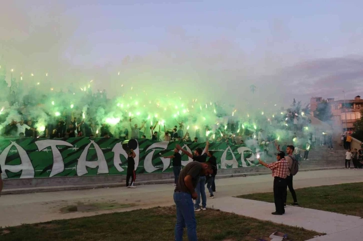 Sakaryaspor taraftarı 57’nci yaşı coşkuyla kutladı
