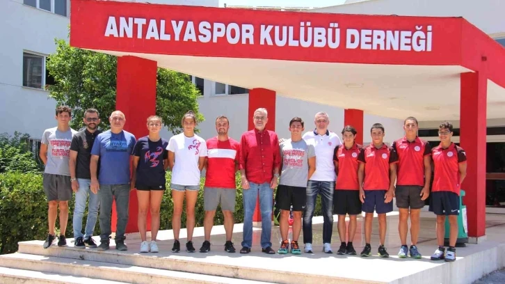 Şampiyon sporcular altınla ödüllendirildi
