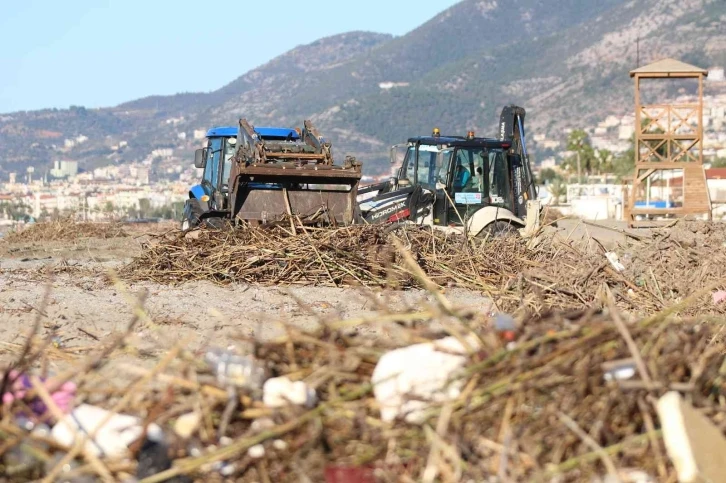 Şiddetli yağış ve fırtınanın ardından Alanya sahilleri atıklarla doldu
