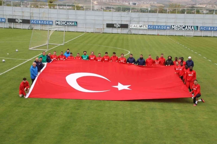 Sivasspor antrenmanda dev Türk bayrağı açtı
