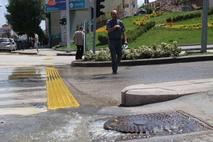 Taşan kanalizasyon suyu vatandaşı çileden çıkardı
