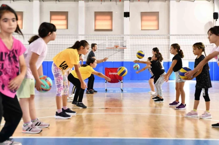 Tepebaşı’nda 250 çocuk uzman eğitmenler eşliğinde voleybol kursunda
