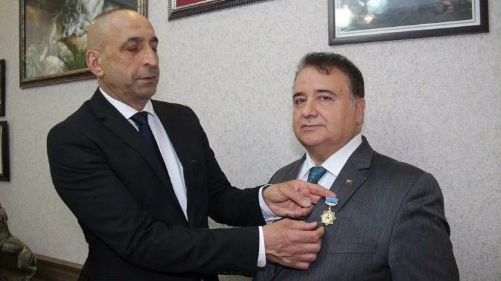 Türk Dünyası’nın Gönül Elçisi  DR. Seyfullah TÜRKSOY ‘a Üstün Hizmet Madalyası 
