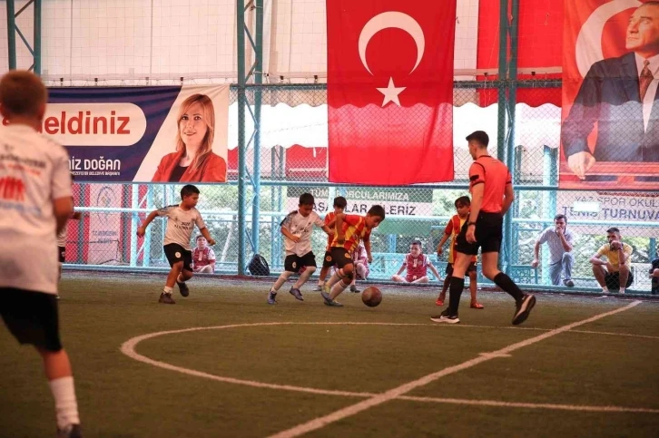 Turnuvaya katılan sporcular ödüllendirildi
