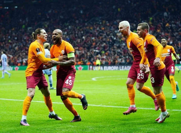 UEFA Avrupa Ligi: Galatasaray: 1 - Barcelona: 1 (İlk yarı)
