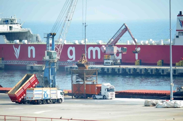 Ukrayna’dan gelen gemideki 3 bin 50 ton buğday kamyonlara aktarılıyor
