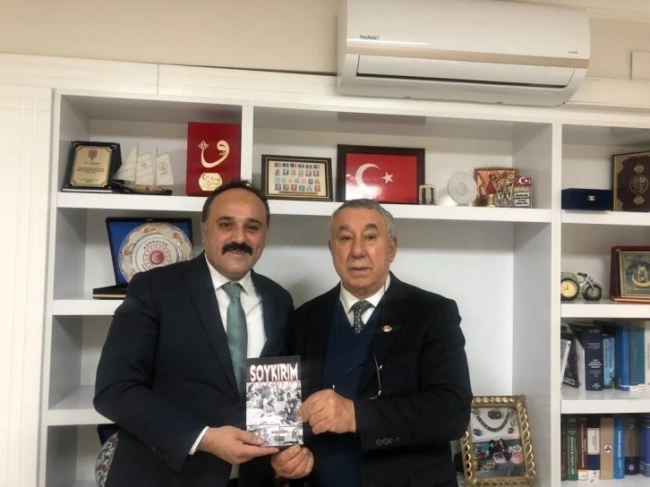 Ünsal, “Soykırım” kitabını Önal’a hediye etti
