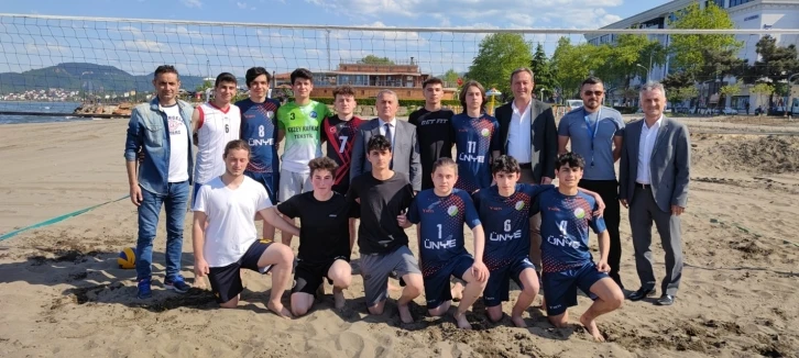 Ünye’de manyetik kumda voleybol turnuvası