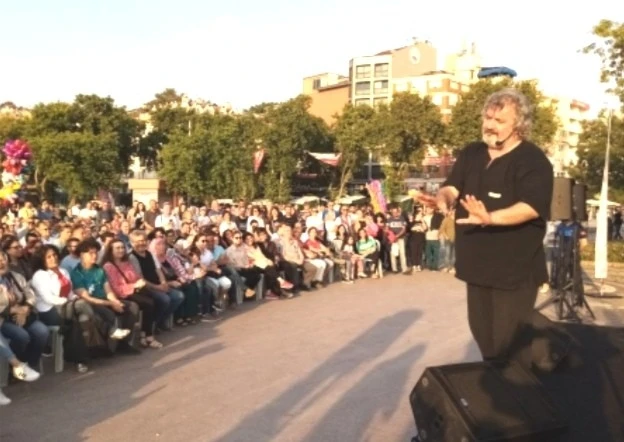 Yerini beğenmedi, aldığı plaketi vatandaşa verdi
