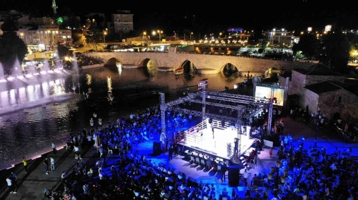 Yeşilırmak kenarında kick boks gecesine yoğun ilgi
