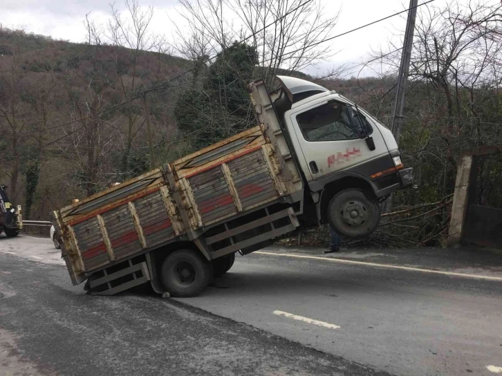 Yokuşta şaha kalkan kamyon, kepçe yardımıyla kurtarıldı
