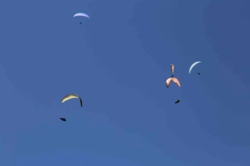 17 ülkeden 80 paraşütçü Çameli semalarını süsleyecek

