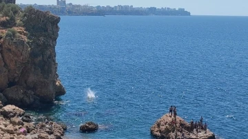 40 metreden denize atladı, kısa süreli baygınlık geçirip herkesi korkuttu
