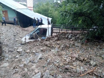 Adana’da şiddetli sağanak su taşkını ve heyelana sebep oldu, 1 araç sulara kapıldı
