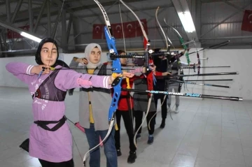 Amasya’nın şampiyonluk hedefleyen okçu kızları
