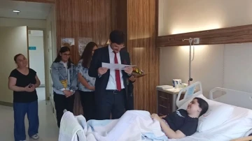 Ameliyat olan öğrenciye hastanede karne töreni
