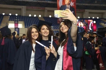 Anadolu Üniversitesi’nde mezuniyet sevinci
