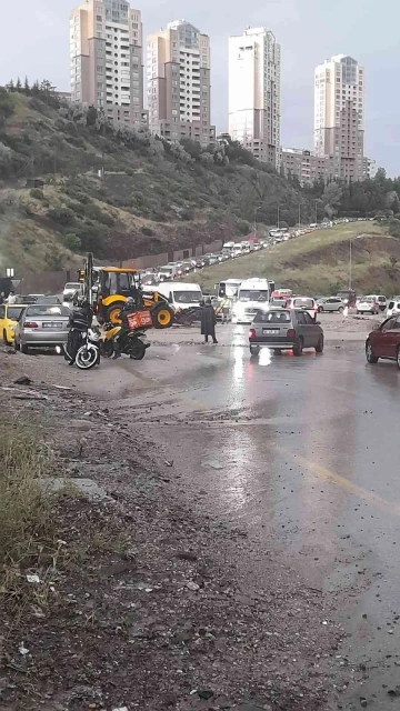 Aniden bastıran yağış Çankayalıları zora soktu
