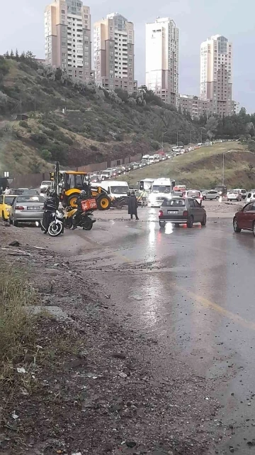 Ankara’da yağış sonrası oluşan göletler sürücülere zor anlar yaşattı
