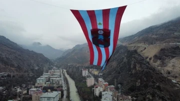 Artvin’de dev viyadüklere asılan Trabzonspor bayrağının kaldırılmasıyla ilgili açıklama geldi
