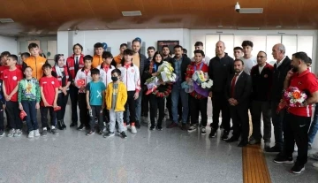 Avrupa şampiyonu milli güreşçi Kamaloğlu, Erzincan’da coşkuyla karşılandı
