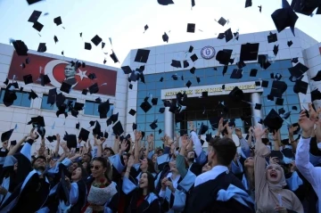 Aydın MYO’da öğrencilerin mezuniyet sevinci
