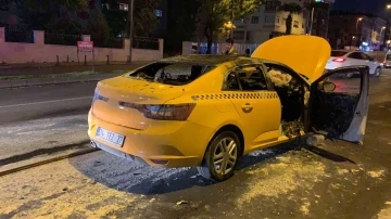 Bahçelievler’de ticari taksi alev alev yandı
