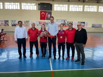 Bakan Yardımcısı Aksu, altın madalya kazanan badminton sporcularını tebrik etti
