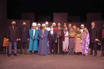Başkan Büyükkılıç, “Yunus Emre” adlı tiyatro oyununu izledi
