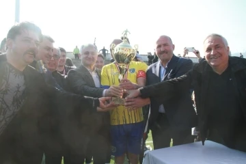 Başkan Ertürk, şampiyon Pamukörenspor’a kupasını verdi
