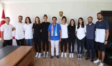 Başkan Turgay Genç, voleybol takımını ağırladı
