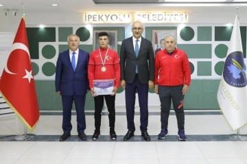 Başkan Vekili Aydın başarılı sporcuyu ödüllendirdi

