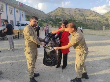 Batman’da jandarma köy okulunda çöp toplayarak çevre bilincini anlattı
