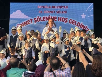 Beyoğlu’nda sünnet şöleni renkli görüntülere sahne oldu
