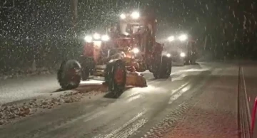 Bingöl’de karayolları ekipleri gece gündüz demeden karla mücadelesi sürüyor
