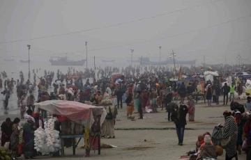 Binlerce Hindu Covid-19’a rağmen Ganj Nehri’ne girdi
