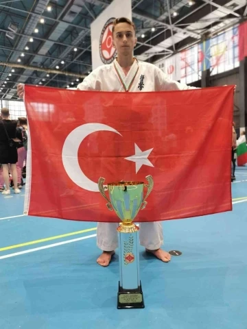 Bulgaristan’da düzenlenen Kyokushin Avrupa Karate Şampiyonası’nda Avrupa 2’incisi oldu
