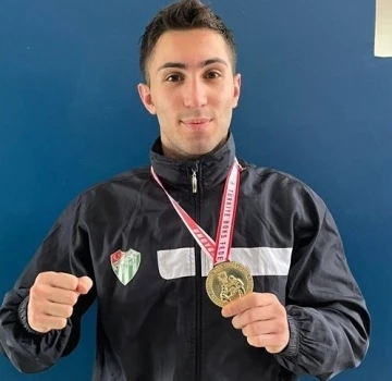 Bursasporlu boksör Yiğit Üs Türkiye şampiyonu oldu
